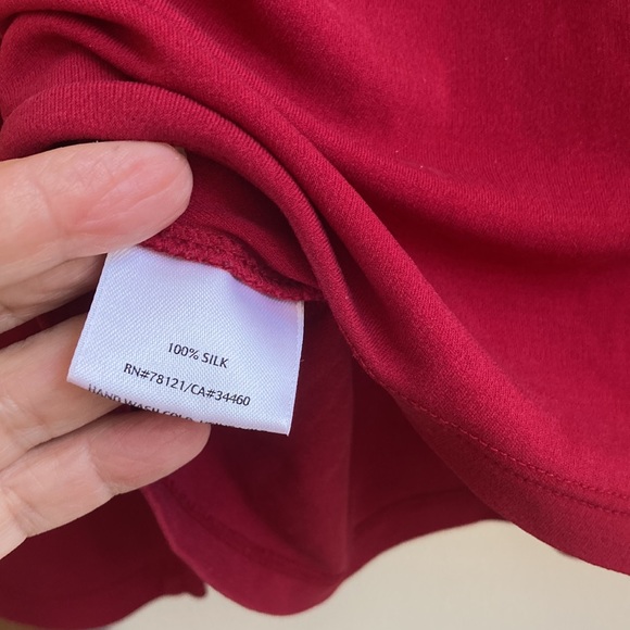 100% silk crepe stretch shirt. Small. Fabric is amazing. - Picture 5 of 6